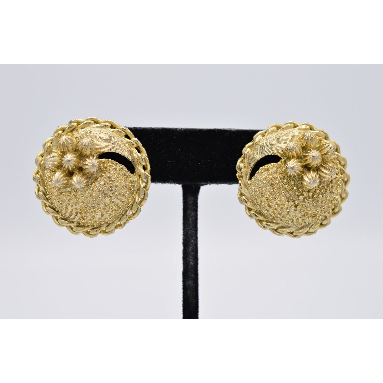 Kramer Vintage Clip On Earrings Textured Gold Round Floral Signed 1950s Binz 35$